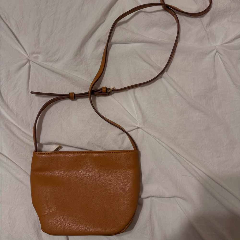 Brown off shoulder mini bag.